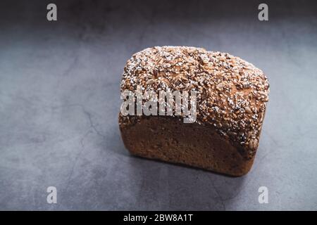 Multi Samen braunes Brot isoliert auf Beton Hintergrund. Stockfoto