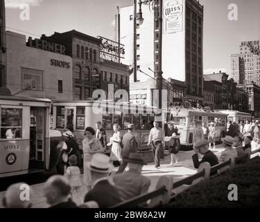 1940ER BUSSE LADEN AUF BROAD STREET UND MILITARY PARK DOWNTOWN NEWARK NEW JERSEY USA - Q41313 CPC001 HARS B&W NORDAMERIKA SHOPPER DOWNTOWN LADEN NORDAMERIKANISCHE SHOPPER FAHRZEUG UND AUSSENFASSADE BREITE NJ GESCHÄFTE TROLLEY NEWARK STÄDTE TROLLEYS NEW JERSEY BUSSE HANDEL STRASSE SZENE STRASSENBAHNEN TRANSIT TROLLEY BUS SCHWARZ UND WEISSE UNTERNEHMEN STADTBILD KRAFTFAHRZEUGE ALTMODISCHE ÖFFENTLICHE VERKEHRSMITTEL STRASSENBAHN STRASSENBAHN TROLLEY CAR Stockfoto