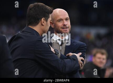 LONDON, ENGLAND - 30. APRIL 2019: Tottenham-Manager Mauricio Pochettino (L) begrüßt Ajax-Cheftrainer Erik Ten Hag (R) vor seinem ersten Bein des UEFA Champions League Halbfinalspiels 2018/19 zwischen Tottenham Hotspur (England) und AFC Ajax (Niederlande) im Tottenham Hotspur Stadium. Stockfoto