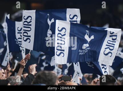 LONDON, ENGLAND - 30. APRIL 2019: Tottenham Fans winken vor seinem ersten Bein des UEFA Champions League Halbfinalspiels 2018/19 zwischen Tottenham Hotspur (England) und AFC Ajax (Niederlande) im Tottenham Hotspur Stadium. Stockfoto