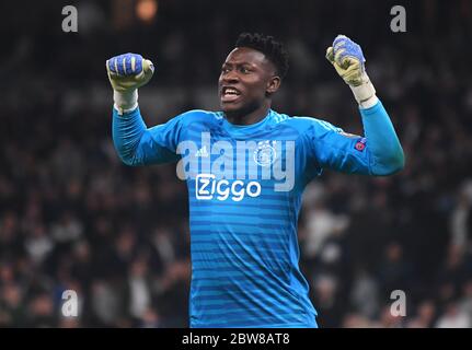 LONDON, ENGLAND - 30. APRIL 2019: Andre Onana von Ajax feiert nach dem ersten Bein des UEFA Champions League Halbfinalspiels 2018/19 zwischen Tottenham Hotspur (England) und AFC Ajax (Niederlande) im Tottenham Hotspur Stadium. Stockfoto