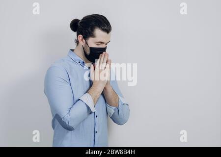 Ein Mann haart seine Hände an sein Gesicht und hofft auf das Beste. Wenn es vorbei ist Stockfoto