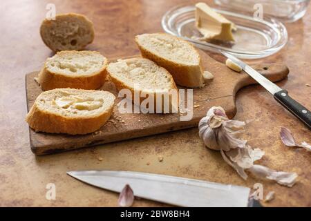 Baguette mit Butter und Knoblauch. Rustikales Frühstück. Landhaus. Stockfoto