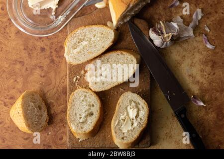 Baguette mit Butter und Knoblauch. Rustikales Frühstück. Landhaus. Stockfoto