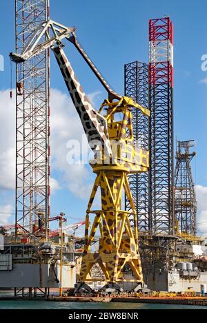 VALLETTA, MALTA - 14. NOVEMBER 2019: Ein riesiger Kran am Hafen, der wie eine Giraffe aussieht Stockfoto