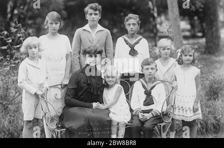 Glückliche Kinder einer tragischen Kaiserin . Ein Interessantes Bild, das gerade aus der Villa Lequeitio, Spanien, mit der tragischen Kaiserin Zita von Österreich erhalten wurde. Die stehenden Figuren sind, der Erzherzog Karl Ludwig, Erzherzogin Adelaide, der Erzherzog Otto, Robert und Rudolf, und die Erzherzogin Charlotte. Sitzend sind die ehemalige Kaiserin Zita, die Erzherzogin Elizabeth Charlotte und der Erzherzog Felix am 13. Dezember 1926 Stockfoto