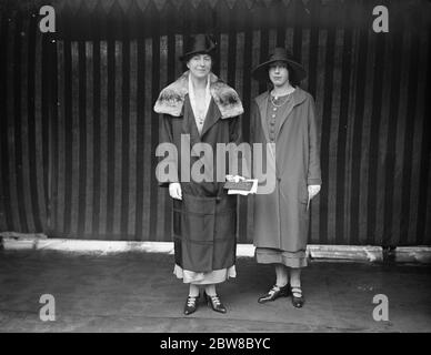 Hochzeit von Lord Suffield und Miss Olwen Philipps in St. Peter 's Kirche, Carmarthen. Lady Dowager Suffield (links) und die Hon Doris Harbord. 21 Februar 1925 Stockfoto