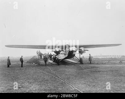 COM Byrd 's Versuch, den Atlantik zu fliegen . Die Amerika auf der neuen Laufstraße gebaut, um das Gewicht des riesigen Flugzeug zu halten und Hilfe in den Start . 24 Juni 1927 Stockfoto