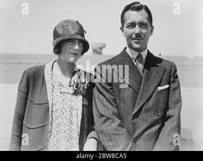 Britischer Abgeordneter in den Staaten . Herr S Cunningham Reid , Parlamentsabgeordneter , und Frau Reid fotografierten bei ihrer Ankunft in New York . 24. Oktober 1927 Stockfoto