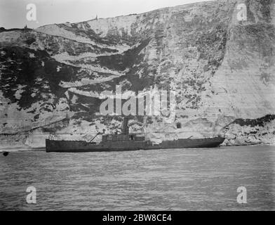 Das brennende Schiff Falcon an Land vor Dover Harbour . Ein Blick auf den Falcon vom Meer aus, der Langdon-Treppen im Hintergrund zeigt. 25. Oktober 1926 Stockfoto