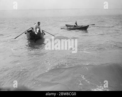 Miss MacLennan gibt den Versuch, Kanal nach 25 Stunden im Wasser schwimmen. Miss MacLennan während sie schwimmen. 21. September 1926 Stockfoto