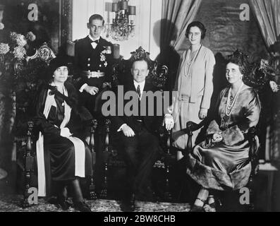 Königin Maria von Rumänien, Prinzessin Ileana, Prinz Nicholas, mit Präsident und Frau Coolidge fotografiert bei der rumänischen Gesandtschaft, Washington. 30. Oktober 1926 Stockfoto