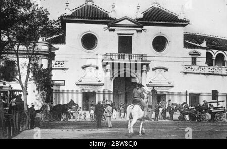 Schauplatz des bevorstehenden Stierkampfes zu Ehren des Prinzen von Wales. Der Eingang zum Stierkampfarena in Sevilla . Es wurden Vorkehrungen getroffen, damit die besten Stierkämpfer teilnehmen können. 26. April 1927 Stockfoto