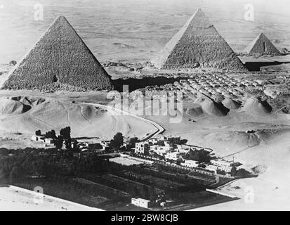 Eine auffallende neue Luftaufnahme aus Ägypten, zeigt das Mena House Hotel im Vordergrund, mit den Pyramiden von Gizeh darüber hinaus. 13 Juli 1927 Stockfoto