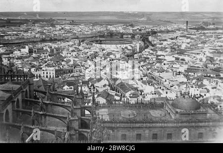 Schauplatz des bevorstehenden Stierkampfes zu Ehren des Prinzen von Wales. Die Stierkampfarena von Sevilla aus Sicht der Giralda . 26. April 1927 Stockfoto