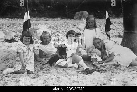 Ex Kronprinz von Deutschland' Töchter. Fotografiert am Meer mit ihren Cousins, die Kinder des ehemaligen Großherzogs Friedrich Franz IV. Von Mecklenburg Schwerin. 21 Mai 1927 Stockfoto