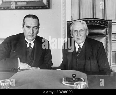 Der australische Premier begibt sich mit Sekretär Kellogg. Herr S. M Bruce ( links ) , Premierminister von Australien , im Beisein von Außenminister Frank B Kellogg im State Department , Washington . Februar 1927 Stockfoto