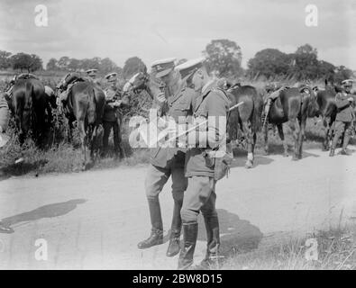 Militärische Operationen in Fox Hills, Aldershot. Prinz Henry genießt eine Pfeife während eines Stopfes am Mortimer Hill. 26. August 1924 Prinz Henry, Herzog von Gloucester und Sohn von König George V und Königin Maria von Teck Stockfoto