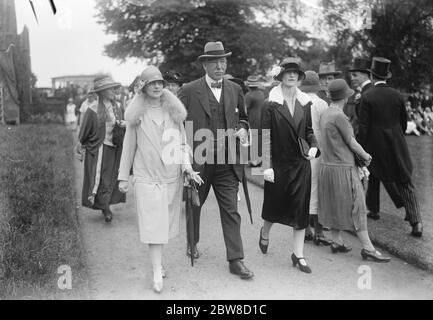 4. Juni in Eton . Sir James und Lady Craig mit ihrer Tochter Eileen. Juni 1926 Stockfoto