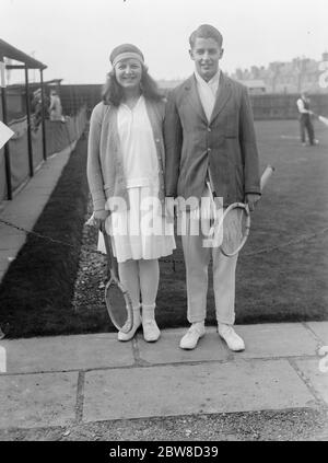 Magdalen Park Rasen-Tennis-Turnier in Wandsworth . Miss Betty Nuttall und H W Austin, die im gemischten Doppel spielen und das wahrscheinlich wieder in Wimbledon tun werden. April 1926 Stockfoto