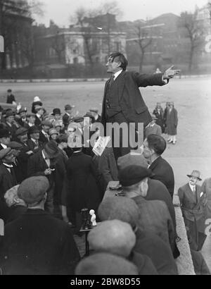 Britische Arbeiter ab nach Russland . Treffen auf dem Tower Hill . Herr Ben Tillett spricht vor der Menge. 29. Oktober 1927 ( Benjamin Tillett 11. September 1860 - 27. Januar 1943 ) Stockfoto