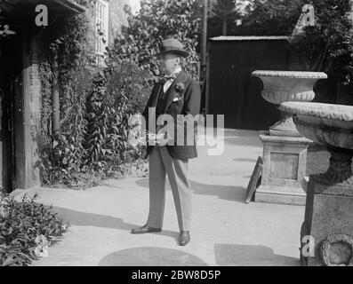 Sir John Martin Harvey' s Sohn vermählt bekannte Künstlertochter. Sir John Martin Harvey bei der Hochzeit seines Sohnes. August 1927 Stockfoto