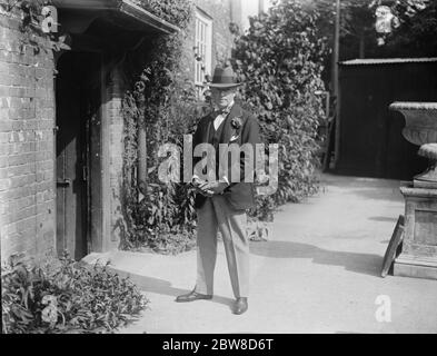 Sir John Martin Harvey' s Sohn vermählt bekannte Künstlertochter. Sir John Martin Harvey bei der Hochzeit seines Sohnes. August 1927 Stockfoto