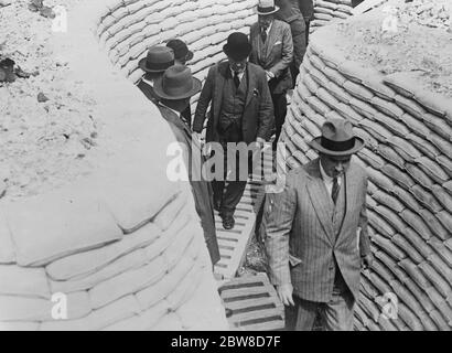 Der Premierminister in den Schützengräben . Herr Stanley Baldwin zu Fuß durch die kanadischen Gräben in Vimy . Juni 1928 Stockfoto