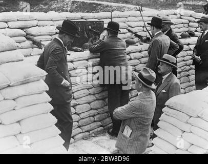 Der Premierminister in den Schützengräben . Herr Stanley Baldwin handhabt eine Maschinenpistole während seines Besuchs in den kanadischen Schützengräben in Vimy . Juni 1928 Stockfoto