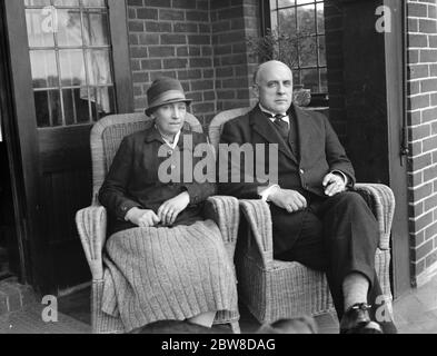 Sir Charles Batho, London 's neuen Lord Mayor, fotografiert in seinem Haus mit Lady Batho. 19. Oktober 1927 Sir Charles Albert Batho 1. Baronet ( 1872-1938 ) Stockfoto