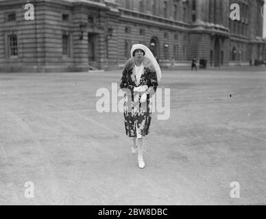 Der König hält und Investitur am Buckingham Palace . Miss Forsyth Grant, die die MBE verlassen erhalten. 28 Juni 1928 Stockfoto