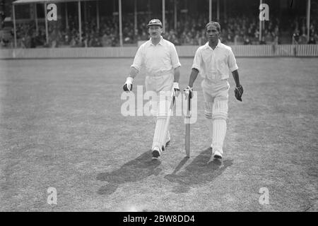 England gegen Westindien im Oval . Clifford Roach und George Challenor gehen aus, um die Innings für die Westindischen Inseln zu öffnen. Bis 11. August 1928 Stockfoto