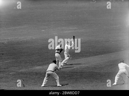 Herren gegen Spieler im Oval . M Howell ( Herren ) Schlagen eine Grenze aus den Spielern . Juni 1928 Stockfoto