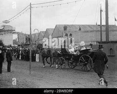 König George und Königin Mary Ankunft mit der Kutsche mit Prinzessin Mary und den beiden Prinzen einschließlich der Prince of Wales, für die Eröffnung des Festival of Empire, der London Pageant im Crystal Palace, London. 12 Mai 1911 Stockfoto