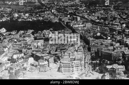 Rumänien , Bukarest . Eine Luftaufnahme, die die Kreuzung des Boulevard Bratislava und des Boulevard Carol zeigt, mit der Universität im Vordergrund. 21 Februar 1929 Stockfoto