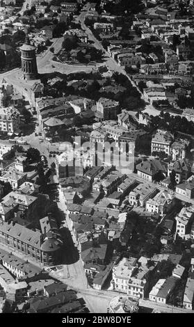 Rumänien , Bukarest . Eine Luftaufnahme zeigt den Boulevard Pache Protopascu, und die Feuerwehr ' s Wasserturm. 21 Februar 1929 Stockfoto