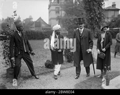 Muslemanische Gartenparty Festival in der Londoner Moschee. Feldmarschall Viscount Allenby und Viscountess Allenby bei der Ankunft empfangen. Beachten Sie, dass Lord Allenby Feldmarschall Edmund Henry Hynman Allenby, 1. Viscount Allenby, GCB, GCMG, GCVO (23. April 1861 bis 14. Mai 1936) 31. Mai 1928 ist Stockfoto