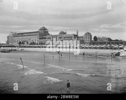 Königin der Adria mit Tausenden von englischen Höflingen. Ein schönes neues Bild vom Lido, Venedig, zeigt den Badestrand und das Excelsior Palace Hotel. Bis 30. August 1928 Stockfoto