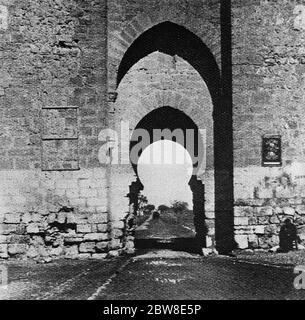 Die Stadt Ciudad Real , Kastilien , Spanien . Die Puerta de Toledo, der Rest der Mauer, die die Stadt umgeben. Februar 1928 Stockfoto