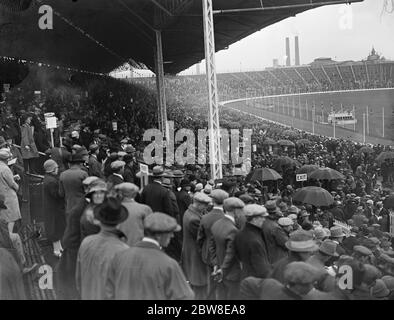 Greyhound-Rennen treffen in der Weißen Stadt . Ein Teil der riesigen Menschenmenge . August 1927 Stockfoto