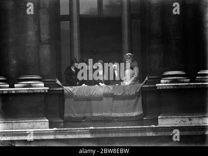 10. Jahrestag des Waffenstillstands . Die Königin, Herzogin von York und Prinzessin Arthur von Connaught im Home Office Fenster. 11. November 1928 Stockfoto