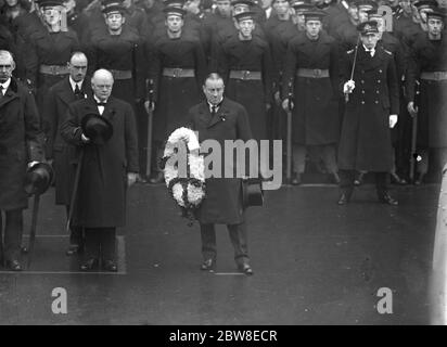 10. Jahrestag des Waffenstillstands . Eine feine allgemeine Ansicht der Szene rund um das Cenotaph in Whitehall während der Großen Stille. Stanley Baldwin steht mit einem Kranz. 11. November 1928 Stockfoto