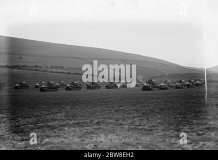 König Amanullah Uhren mimischen Panzerschlacht bei Lulworth Dorset. Panzer Beschuss der Festung während der Operationen . 20. März 1928 Staatsbesuch von König Amanullah und Königin Souriya Stockfoto