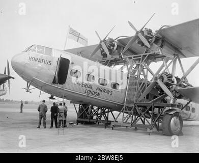 Großbritannien und die deutschen Riesen-Flugzeuge Seite an Seite. Das deutsche Flugzeug neben Großbritanniens neuestem Imperial Airways Riese Horatius, der mit der neuen Imperial Airways Flagge gesehen wird. 28 Juni 1932 Stockfoto