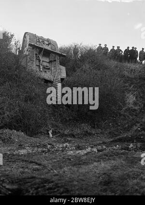 König Amanullah Uhren Panzerschlacht in Lulworth, Dorset. 20. März 1928 Staatsbesuch von König Amanullah und Königin Souriya Stockfoto