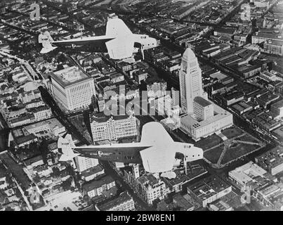 Luftaufnahme der berühmten Stadt. Eine interessante und ungewöhnliche Luftansicht der Los Angeles, Kalifornien zeigt zwei Fokker-Eindecker ' s im Flug. 23. Januar 1931 Stockfoto