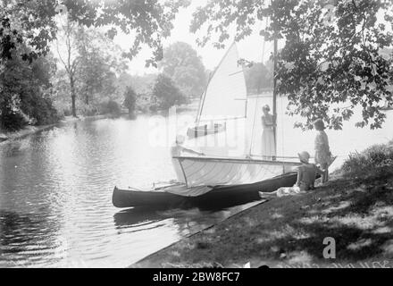 Schönheit im Herzen von London. Der Bootssee im Regent's Park Segelkanu. Juni 1932 Stockfoto