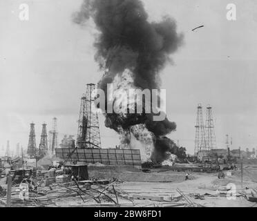 Öl gut brennt für drei Wochen. Ein Blick auf die riesige Ölquelle in Sante Fe Springs California , die seit drei Wochen brennt . 18. Oktober 1928 Stockfoto