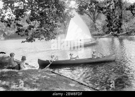 Schönheit im Herzen von London. Ein charmantes Bild inmitten der schönen Landschaft rund um den See Boot im Regent ' s Park aufgenommen. Bis 20. August 1932 Stockfoto