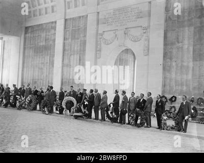 Das Menin Gate war Memorial enthüllt in Ypern, Belgien. Einige der Verwandten mit Kränzen. 24 Juli 1927 Stockfoto